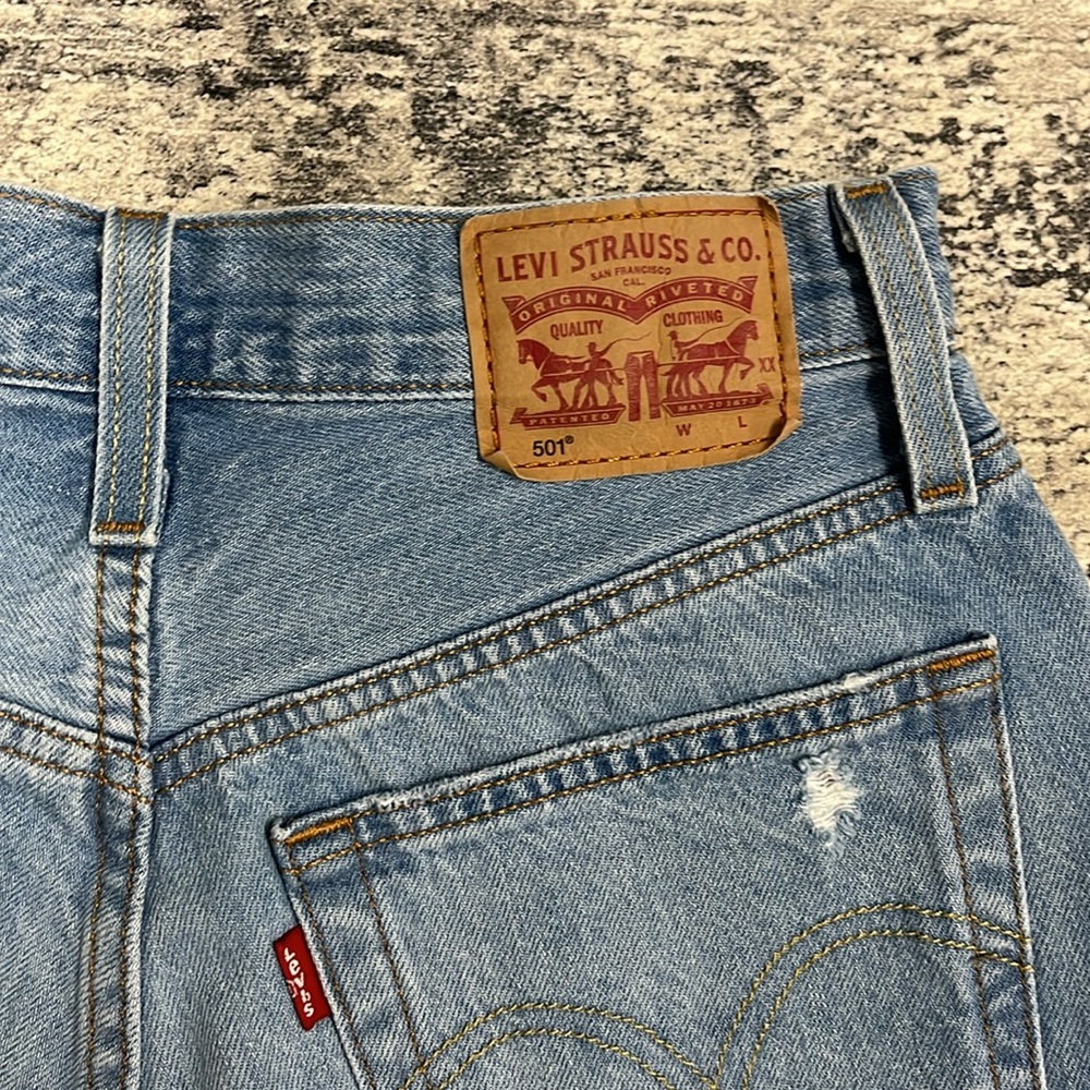 Levi’s 501 Jean Shorts - Picture 3 of 6